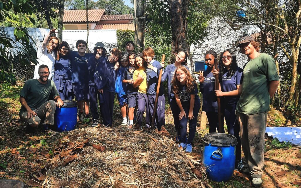 Projeto de compostagem incentiva sustentabilidade e educação ambientalAmbiental