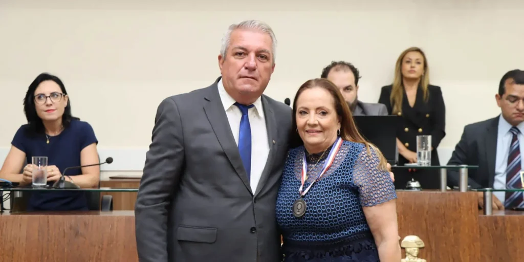 Angela Diener é homenageada com a medalha Antonieta de Barros