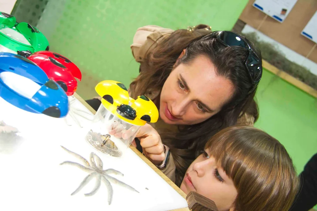 Mãe e filho observando um trabalho